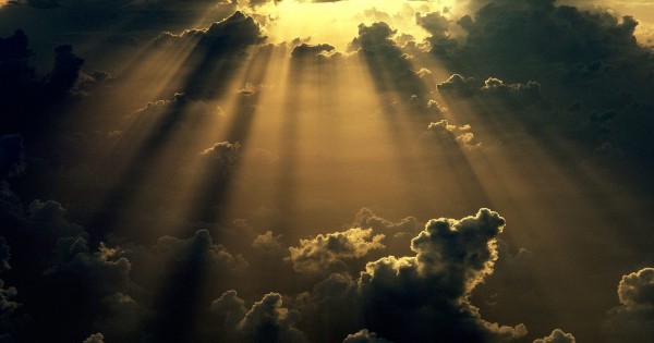 luz_do_sol_entre_nuvens