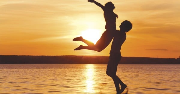 Happy-Couple-on-the-Beach-at-Sunset-1920×1200-wide-wallpapers
