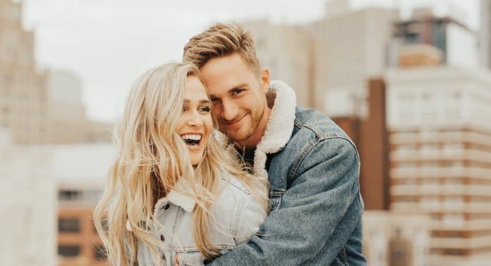 10 hábitos que todo o casal feliz tem