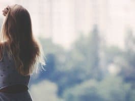 É que, às vezes, a vida te obriga a desistir de certas pessoas