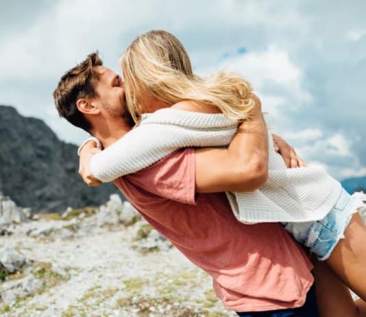 Só descobrimos a importância de um abraço, quando precisamos de um