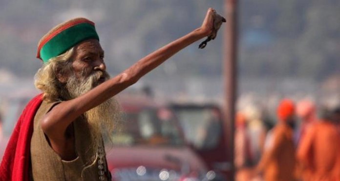 Homem mantém braço levantado há quase 50 anos