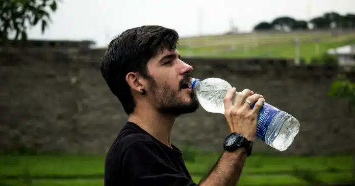 8-beneficios-fantasticos-de-beberes-agua-em-jejum1 8 benefícios fantásticos de beberes água em jejum
