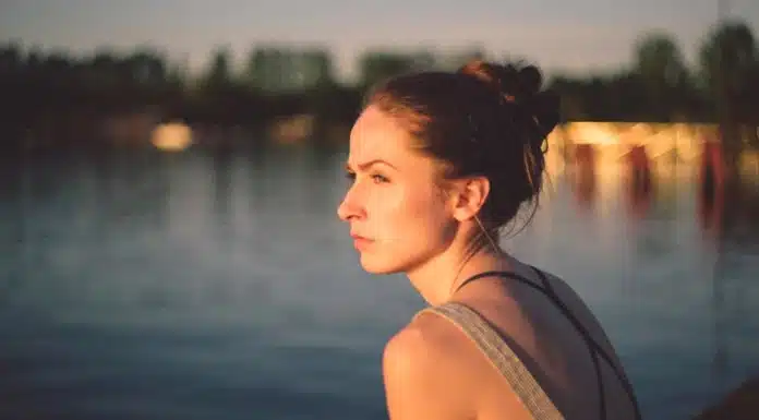e-eu-como-uma-pequena-garota-ingenua-acreditei E eu, como uma pequena garota ingénua, acreditei