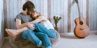 Namore alguém que te faça acreditar no amor