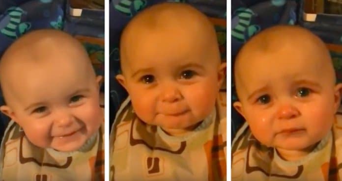 Reacção de bebé ao ouvir mãe cantar emociona pessoas por todo o mundo