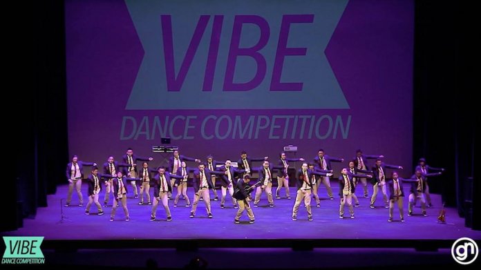 Dançarinos surpreendem com coreografia perfeita em concurso de dança