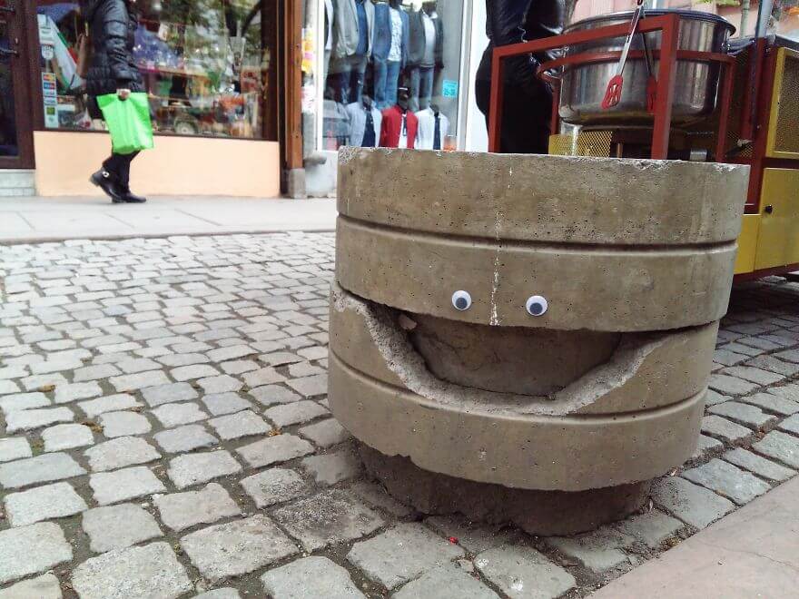 sabiaspalavras.com - Artista colocou olhos em objectos de rua e o resultado não podia ser mais hilariante