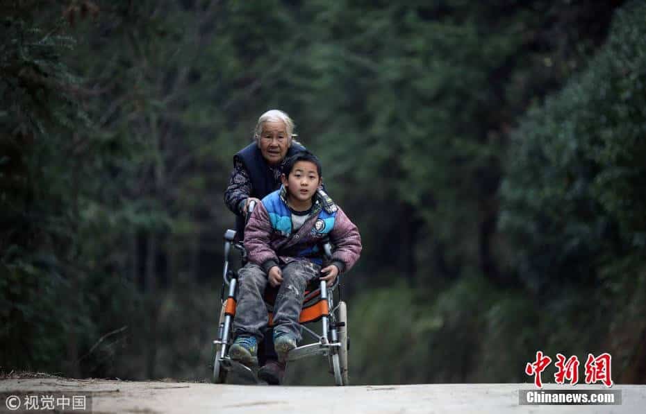 sabiaspalavras.com - Idosa anda 24 km por dia para levar o seu neto incapacitado à escola