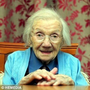 sabiaspalavras.com - Idosa com 109 anos afirma que o segredo para uma vida longa é evitar os homens