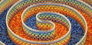 Jovem cria espiral de dominó com 15000 peças em 25 horas