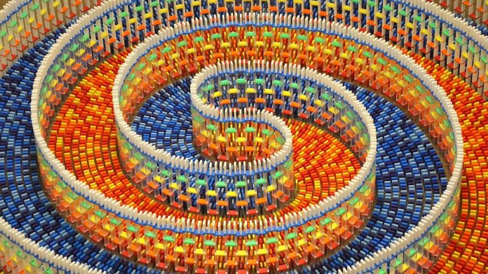 Jovem cria espiral de dominó com 15000 peças em 25 horas