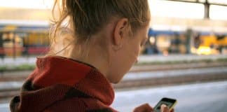 Aplicação “bloqueia” telemóveis de adolescentes até responderem às mensagens dos pais