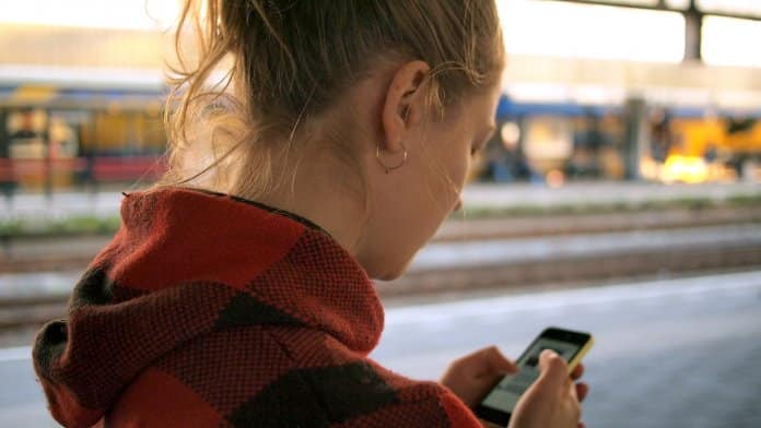 Aplicação “bloqueia” telemóveis de adolescentes até responderem às mensagens dos pais