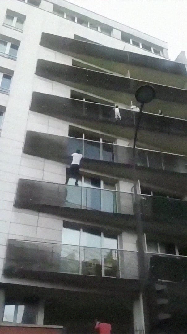 sabiaspalavras.com - Homem escala quatro andares sozinho em menos de 30 segundos para salvar bebé pendurado na varanda