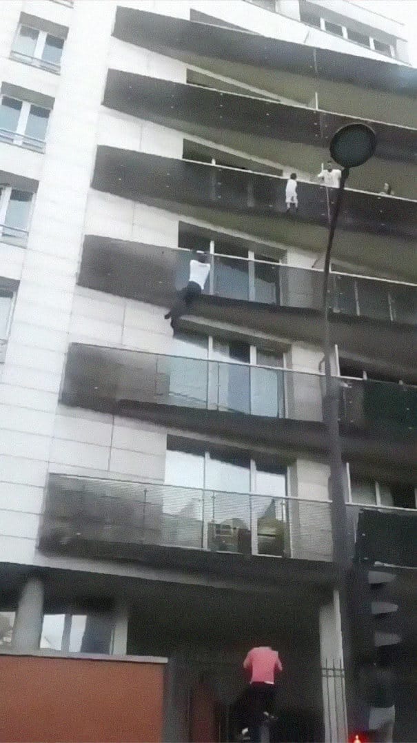 sabiaspalavras.com - Homem escala quatro andares sozinho em menos de 30 segundos para salvar bebé pendurado na varanda
