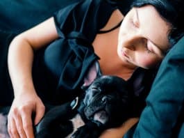 Dormir abraçado alivia stress, de acordo com estudo