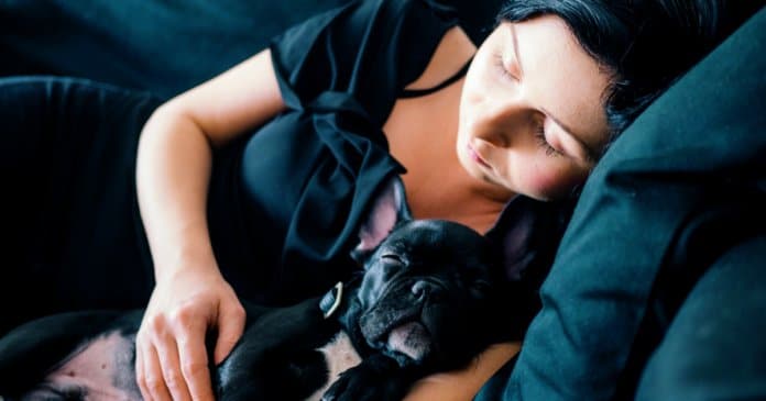 Dormir abraçado alivia stress, de acordo com estudo
