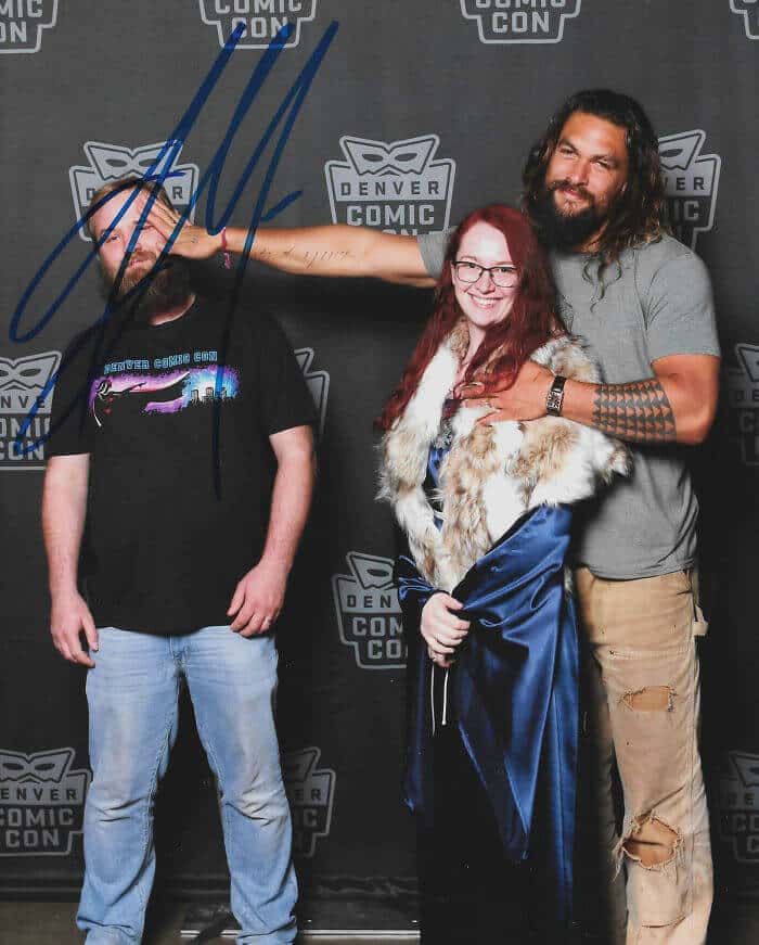 sabiaspalavras.com - Homem recusa-se a ficar fora da fotografia da esposa com Jason Momoa e o resultado não podia ser mais hilariante