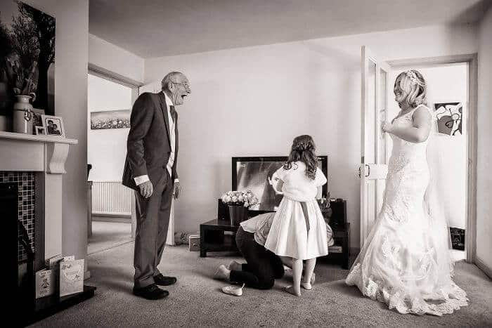 sabiaspalavras.com - 29 pais e as suas reacções emocionantes ao verem as filhas vestidas de noiva pela primeira vez