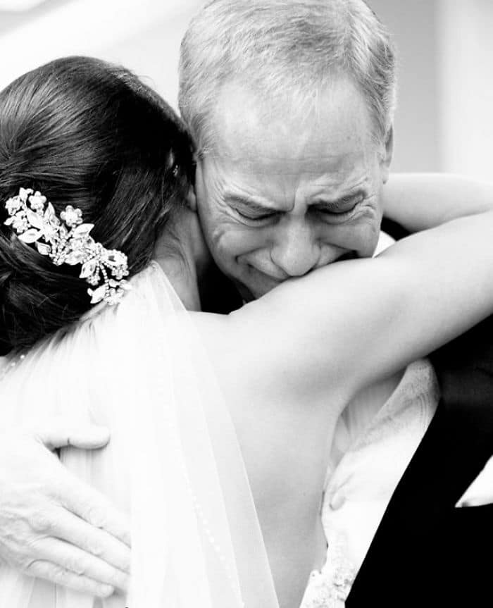 sabiaspalavras.com - 29 pais e as suas reacções emocionantes ao verem as filhas vestidas de noiva pela primeira vez
