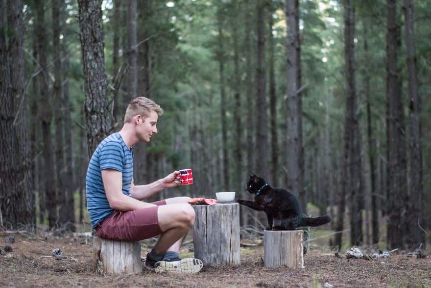 sabiaspalavras.com - Homem larga tudo para viajar com a sua gata