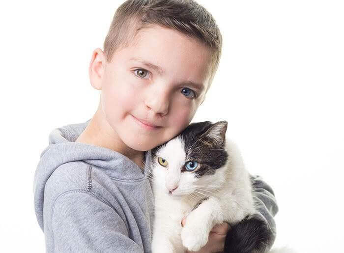 sabiaspalavras.com - Menino vítima de bullying pela sua aparência adopta gato com a mesma condição genética