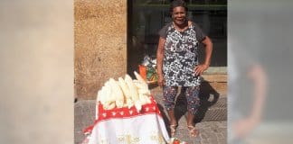 Povo brasileiro junta-se para ajudar senhora idosa que vende buchas para sobreviver