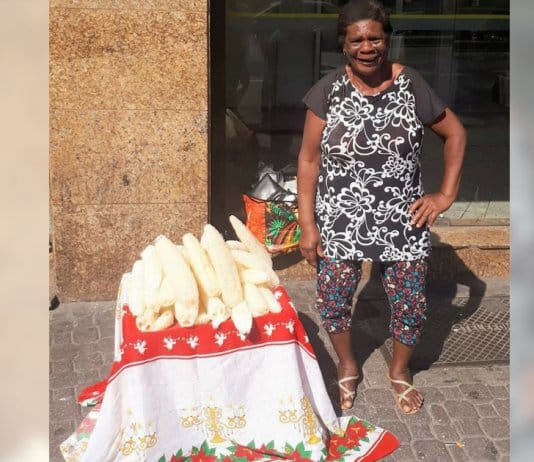 Povo brasileiro junta-se para ajudar senhora idosa que vende buchas para sobreviver