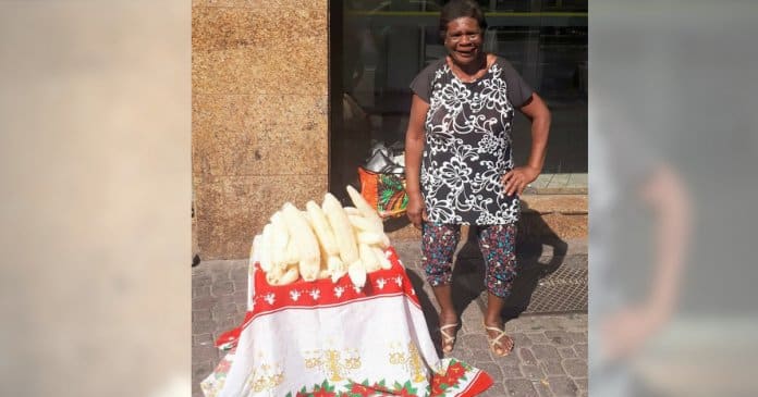 Povo brasileiro junta-se para ajudar senhora idosa que vende buchas para sobreviver