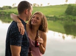 Procura-se um amor que goste de tomar litrão sentado na calçada