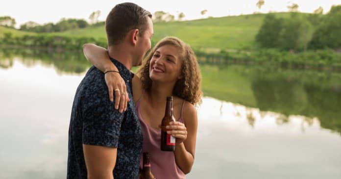 Procura-se um amor que goste de tomar litrão sentado na calçada