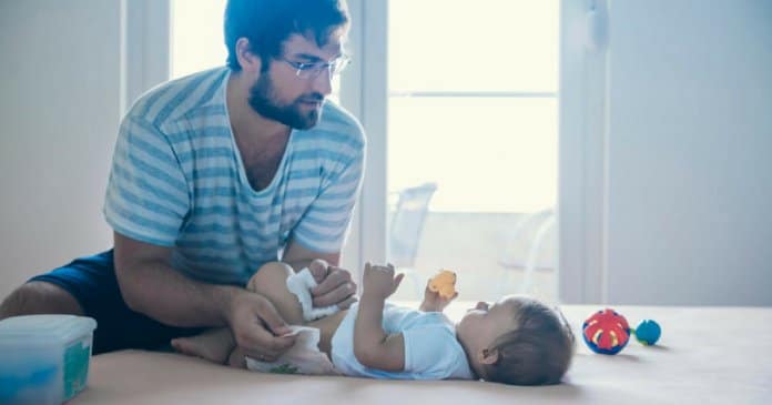 Centros comerciais de São Paulo são obrigados a ter fraldários também nas casas-de-banho masculinas