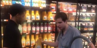 Funcionário de supermercado aceita ajuda de jovem autista e dá lição de humanidade