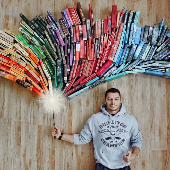 sabiaspalavras.com - Homem transforma os seus livros em criativas e imaginativas construções