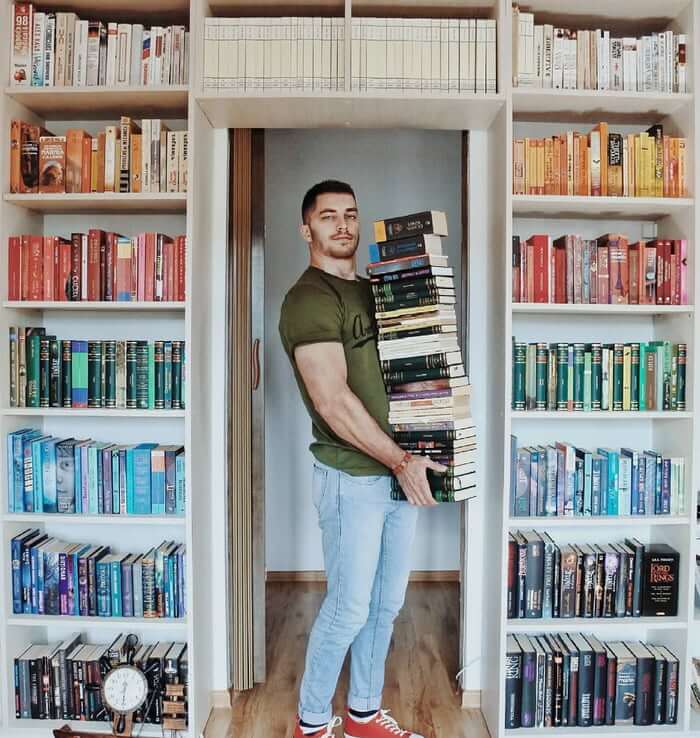 sabiaspalavras.com - Homem transforma os seus livros em criativas e imaginativas construções