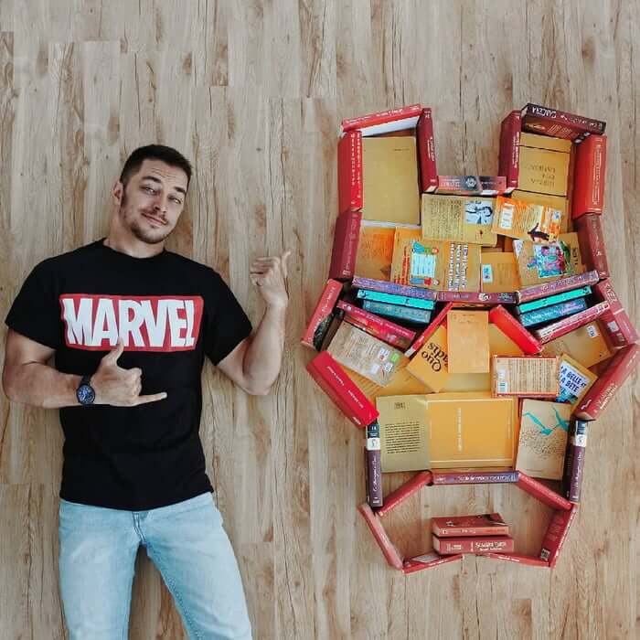 sabiaspalavras.com - Homem transforma os seus livros em criativas e imaginativas construções