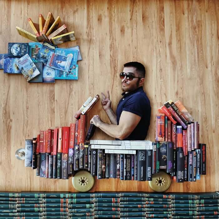 sabiaspalavras.com - Homem transforma os seus livros em criativas e imaginativas construções