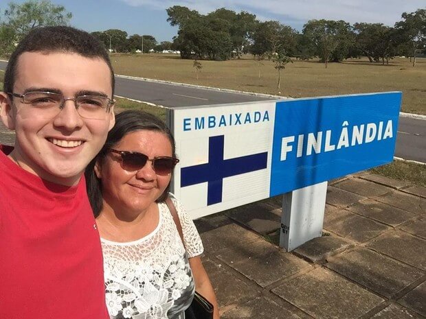 sabiaspalavras.com - Mãe realiza sonho do filho de estudar no estrangeiro ao vender latinhas