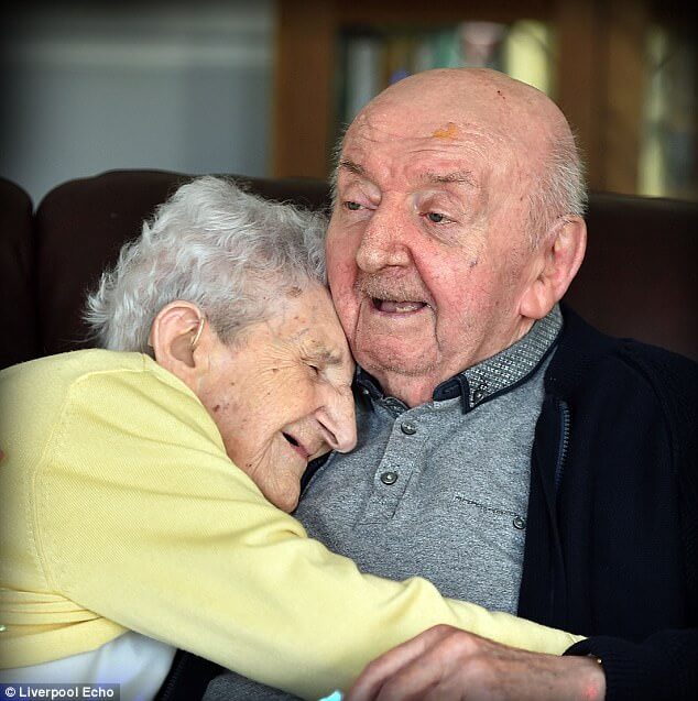 sabiaspalavras.com - Mulher de 98 anos mudou-se para lar de idosos para tomar conta de filho de 80 anos