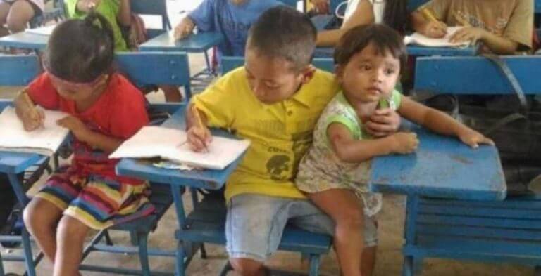 sabiaspalavras.com - Menino de 7 anos leva irmão mais novo para a escola para não faltar às aulas