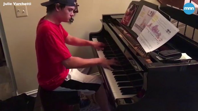 Entregador de pizza surpreende família com incrível performance de piano