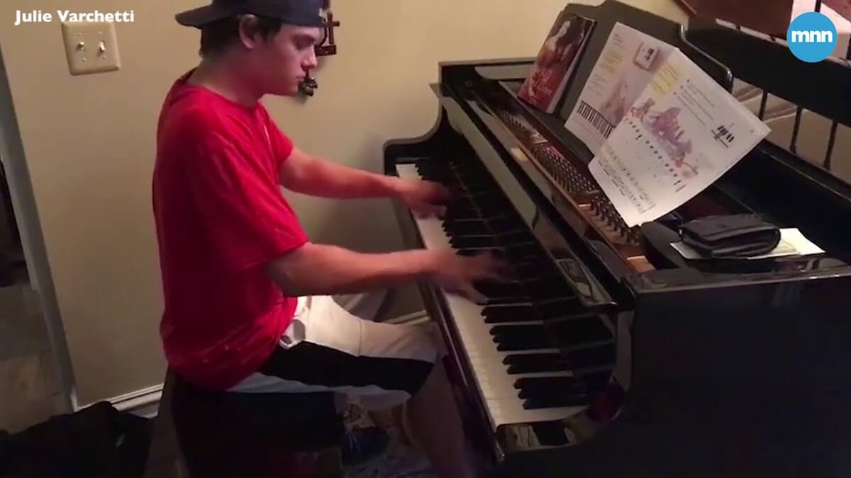Entregador de pizza surpreende família com incrível performance de piano