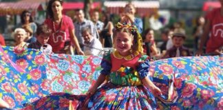 Escola adapta festa junina para que aluna em cadeira de rodas possa participar