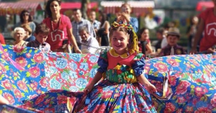 Escola adapta festa junina para que aluna em cadeira de rodas possa participar