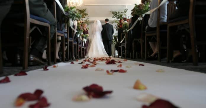 Madrasta tenta estragar casamento de enteada, mas a vingança da mãe é genial