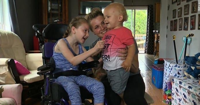 Menina com paralisia cerebral salva irmão de 1 ano de se afogar na piscina