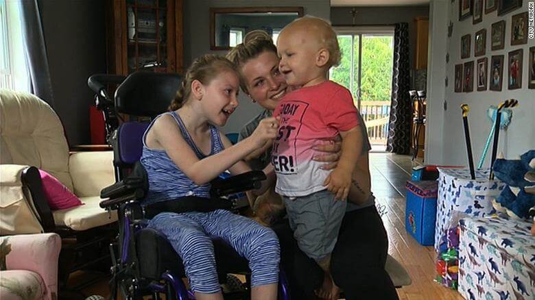sabiaspalavras.com - Menina com paralisia cerebral salva irmão de 1 ano de se afogar na piscina