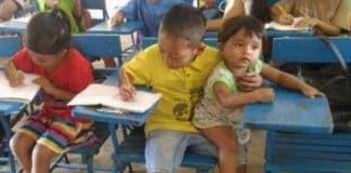 Menino de 7 anos leva irmão mais novo para a escola para não faltar às aulas