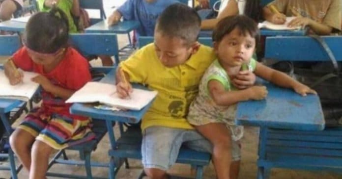 Menino de 7 anos leva irmão mais novo para a escola para não faltar às aulas